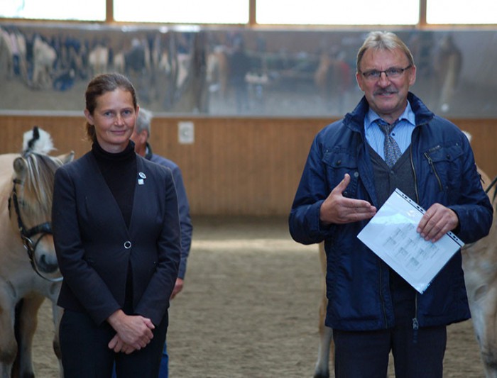 Das Richterteam Beate harms und Klaus Biedenkopf bei der Ergebnisbekanntgabe