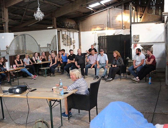 Aufmerksame Zuhörer und gute Stimmung beim züchterischen Austausch in Elsoff