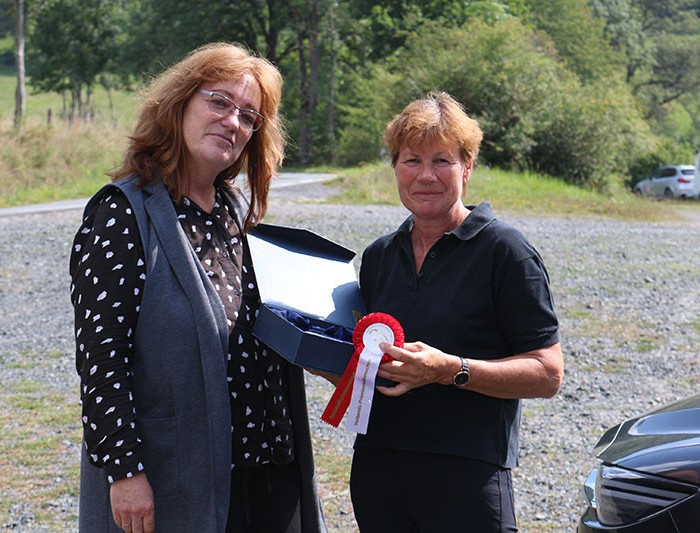 Barbara Frische überreichte die Glastrophäe an Regina Hillesheim für ihr Siegerfohlen auf dem Termin in Bad Laasphe