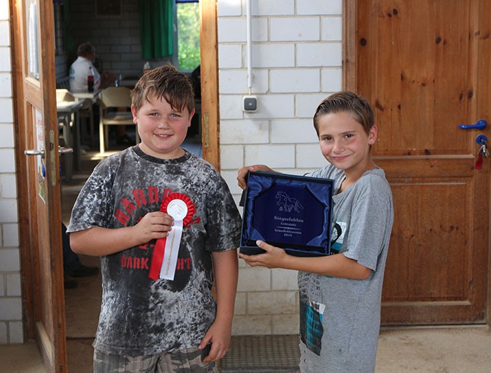 Begeisterte junge Züchter, die den  Ehrenpreis für das beste Fohlen auf den Orlitzhöfen entgegen nahmen