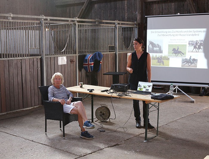 Maria Siepe-Gunkel bei ihrem Vortrag auf Gestüt Gaedingaholt in Elsoff