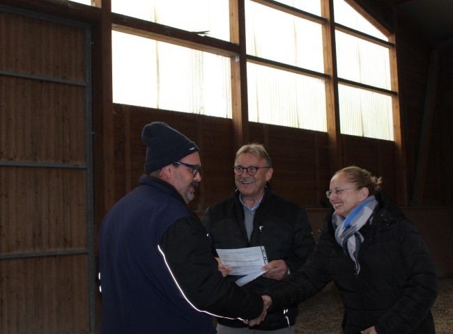 Thamas Fritz nimmt die Prüfungsurkunde für seine Stute    vopm Eschachtal entgegen