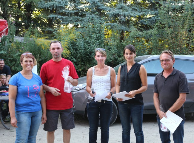 Hans Baum (links) und Helmut Wagner stellten die Siegerfohlen beim Abschlusstermin in Bensheim