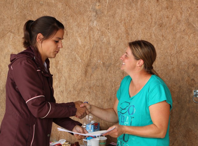 Martina Gifi freut sich über die Urkunden und den Glückwunsch durch Landeszuchtwartin Annika Wiescher