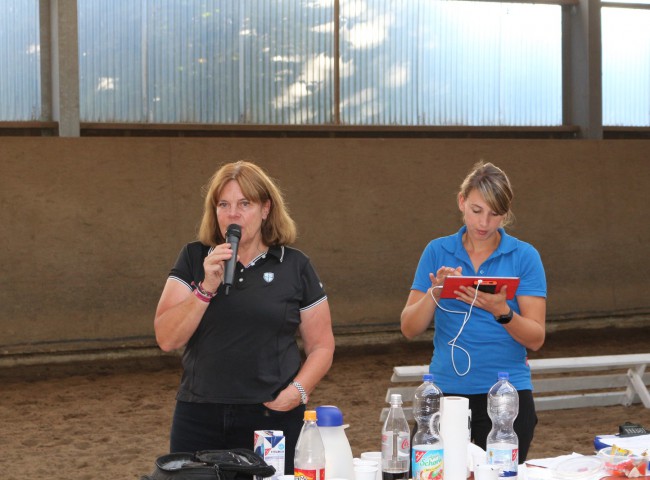 Richterin Marlise Grimm und Nadine Hahn waren konzentriert bei der Arbeit