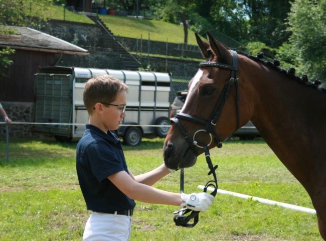 Lars Dechert stellte seine Reitponystute Top Campina gekonnt vor