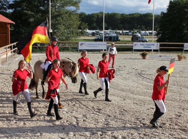 Team Deutschland mit Fahnenreiterin Sarah Schmidt