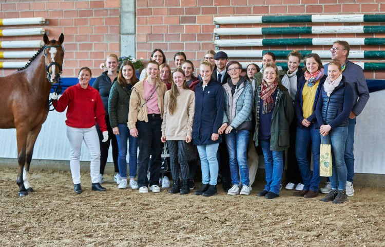 Gruppenfoto_der_Berufsschüler_in_der_Halle